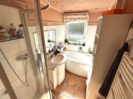 Badezimmer mit Dusche und Wanne