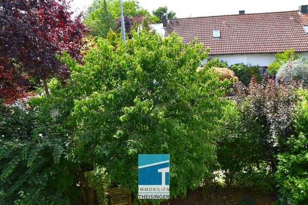 Um das Gebäude alles begrünt