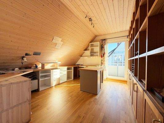 DG Arbeitszimmer: Herrlicher Platz für Schreibtisch und Regale