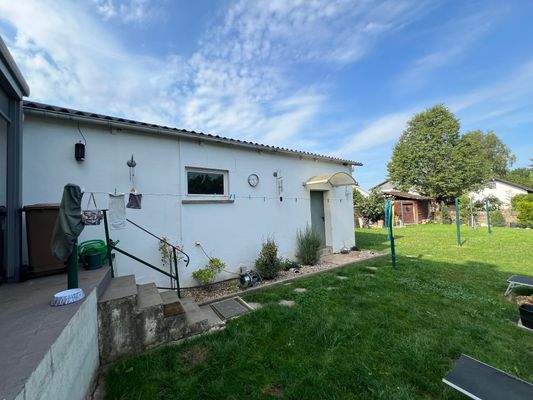 Blick zu Garage und Abstellraum