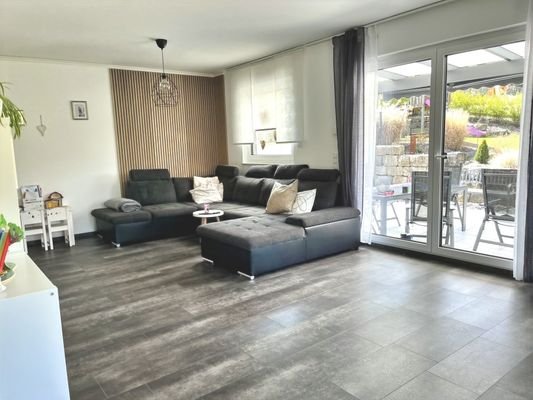 helles Wohnzimmer mit bodentiefer Türe zur Terrasse