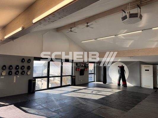 hell durch große Fenster