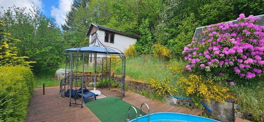 kleines massives Gebäude