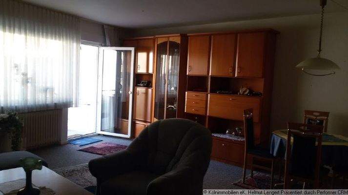 Wohnraum mit Zugang zum Balkon