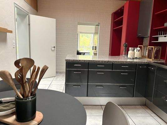 Giebelhoch geöffnete Einbauküche mit Zugang zum Wohn- un Essbereich