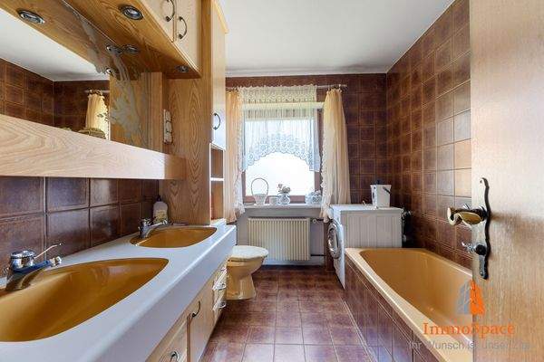 Badezimmer mit Wanne im Obergeschoss