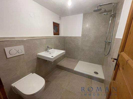 2. OG: Kleines Badezimmer mit Dusche und Fenster