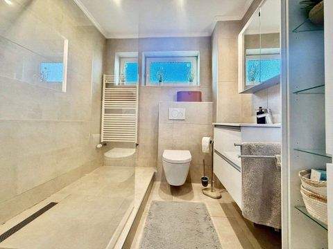 Bad mit ebenerdiger Dusche und Fenster