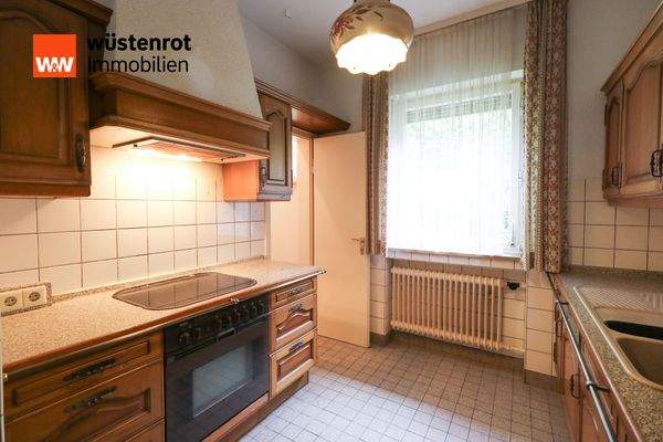 Küche mit Speisekammer