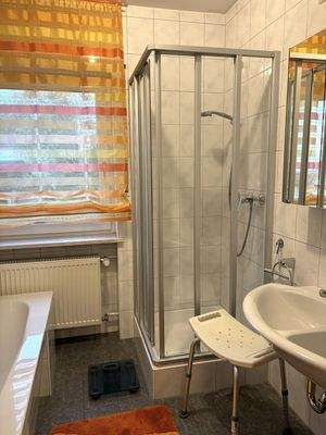 Bad mit Badewanne und Dusche