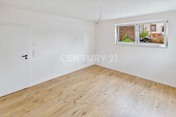 Schlafzimmer mit Blick zur Tür und zum Fenster