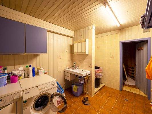 Keller Waschraum und Eingang Sauna