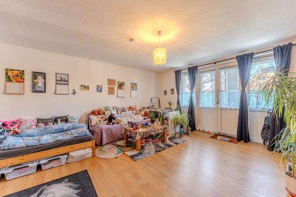 Wohnzimmer mit Zugang zum Balkon