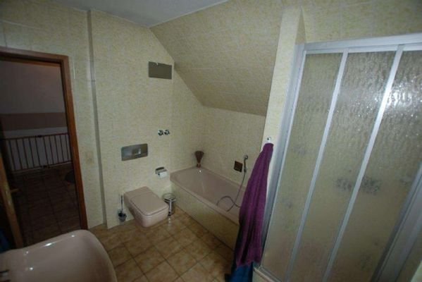 1. OG Badezimmer mit Dusche