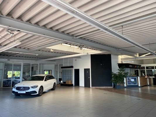 Showroom linker Bereich mit angrenzenden Büros un