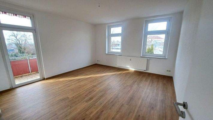 Wohnzimmer mit Balkon.jpg