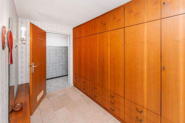 Durchgang zum Gäste-WC im EG