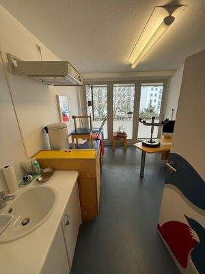 Helles Praxisbüro mit Fenster