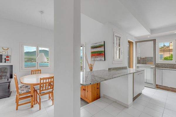 Blick von der Küche in den Essbereich