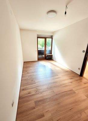 Schlafzimmerblick zum Balkon Ist-Zustand - (KI generiert)