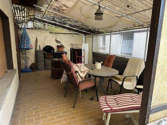 Überdachter Bereich auf dem Balkon