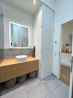 Modernes Bad mit Waschtisch und Einbauschrank