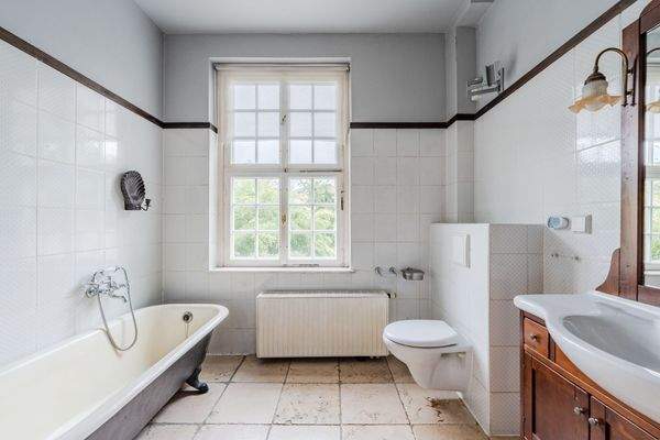 Bathroom on the 1st floor