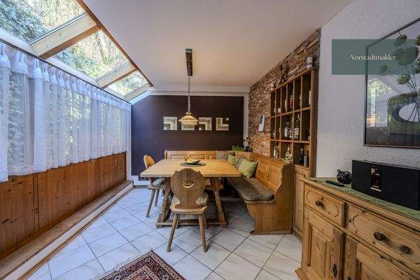 angrenzendes Esszimmer/Wintergarten