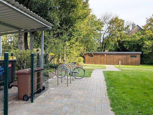 Leicht zugänglicher Müllplatz und abschließbarer Fahrradschuppen
