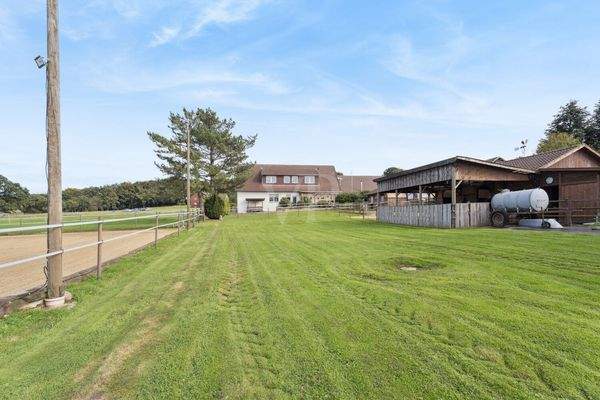 Reitplatz & Pferdescheune