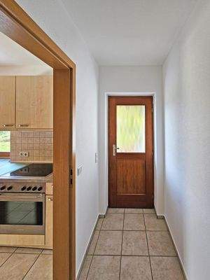 Speisekammer mit Tür zur Küche links und auf Terrasse