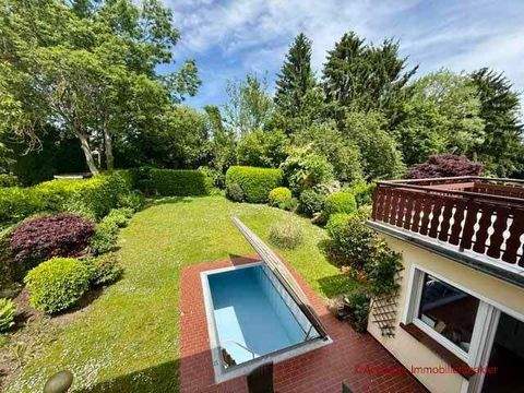 Blick auf den Garten mit geöffnetem Pool