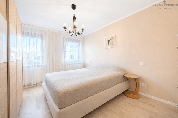 Helles Schlafzimmer im EG 