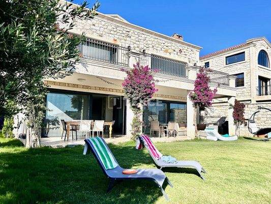 Detached Villa with Nature View and Swimming Pool in İzmir
