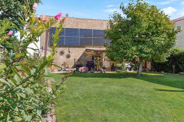 Großzügiger Garten mit Blick auf die Remise