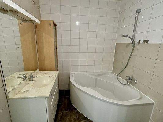 Badezimmer 1 mit Badewanne