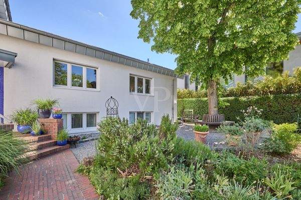 Straßenansicht mit Freisitz