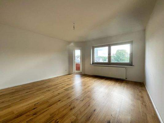 Wohnzimmer mit Zugang zu der Loggia