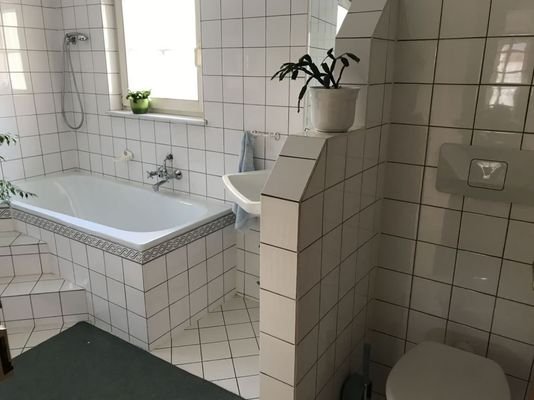 Bad 1 mit Badewanne und WC