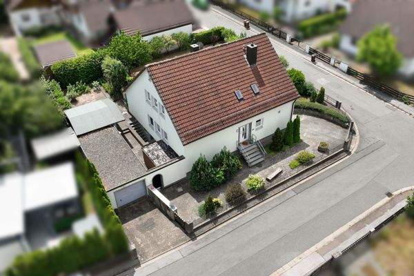 Hausansicht von oben mit Garage