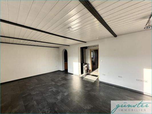 Wohnzimmer mit Zugang Gäste-WC und Küche