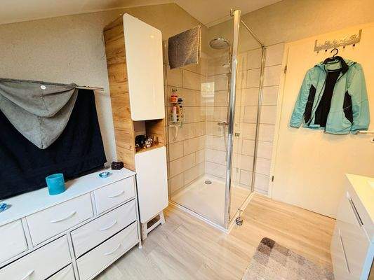 17 Badezimmer mit Dusche