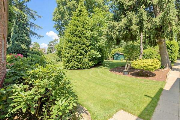 Garten vorderes Grundstück 1.2 - (KI generiert)