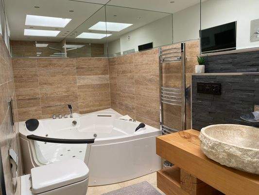 Badezimmer (Zugang vom Flur) 2.jpg