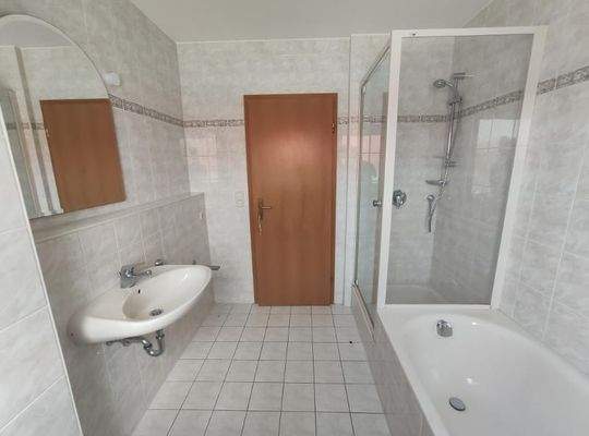 Bad mit Badewanne und Dusche Bild 3