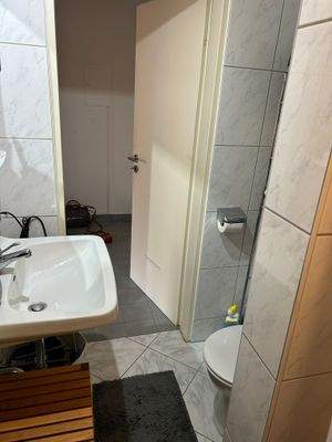 Badezimmer mit Toilette & Dusche 