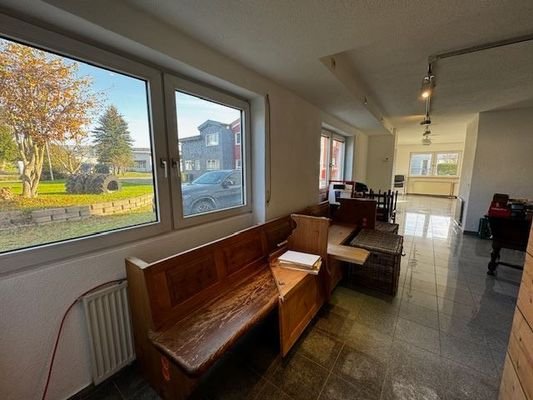 Büro unten mit Verbindungstür Halle  1