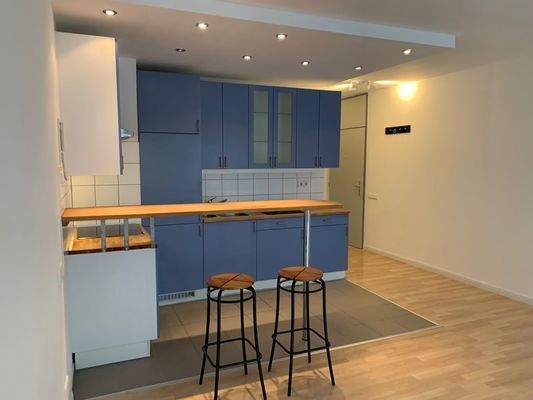 3. Küche mit Barhockern