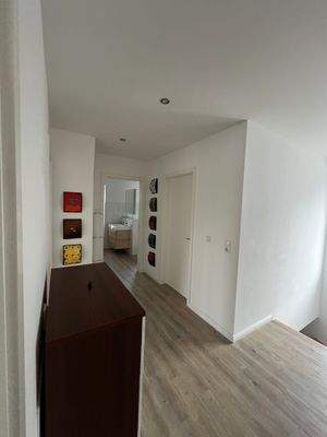 1. OG Flur zu Bad und Ankleide.JPG