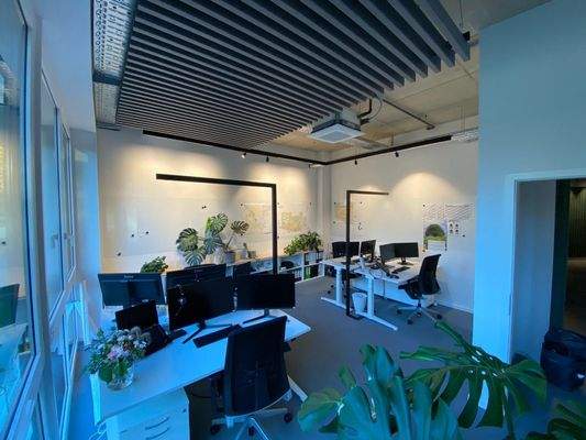 Modernes Büro mit Pflanzen